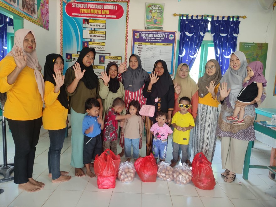 PEMBAGIAN MAKANAN TAMBAHAN (PMT) UNTUK BALITA STUNTING TIYUH MULYA JAYA