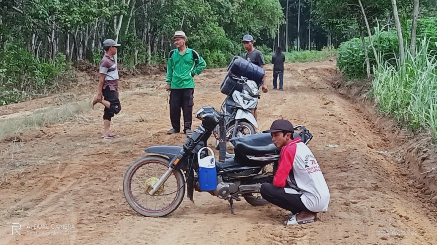 PENGGLEDERAN JALAN WILAYAH PERBATASAN TIYUH MULYA JAYA DENGAN AGUNG JAYA (25an)